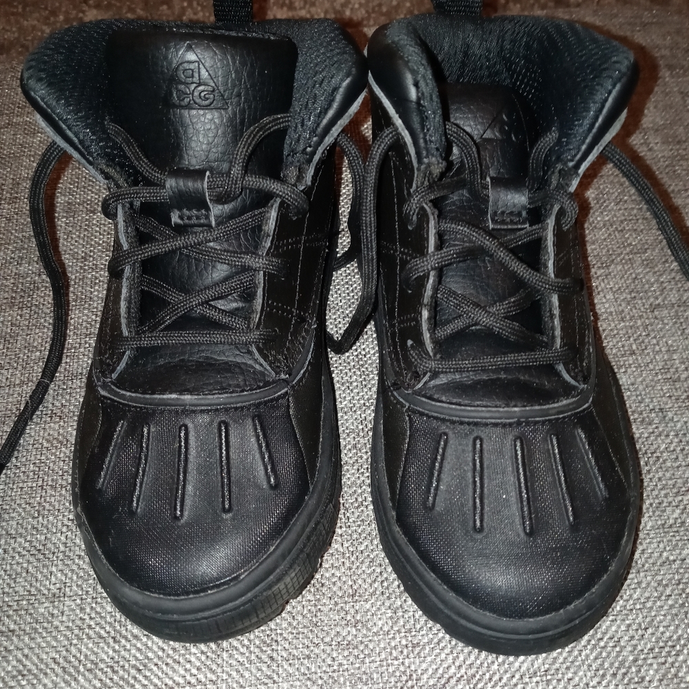 Black nike boots